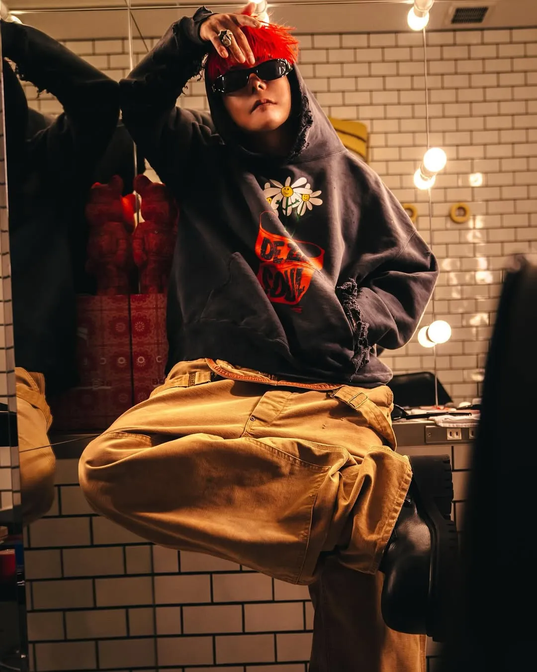 SAINT Mxxxxxx × DE LA SOUL DLS_HOODIE/DE LA SOUL/BLK DE LA SOUL co-branded potted plant destruction hoodie, washed black S-XL, a very important hoodie this season. It embodies the brand philosophy through the humorous potted plant and slogan design. In addition, through a large number of hand-made fraying, cutting and other damage processing, as well as heavy washing and oxidative fading treatment, a perfect Vintage effect is created. Original mold opening Customized co-branded main mark and wash water mark, correct version